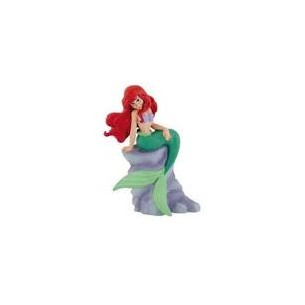 Ariel seduta su roccia...
