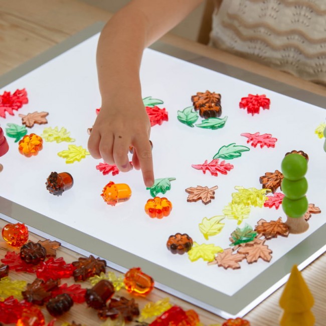 Foglie e semi colorati di plastica