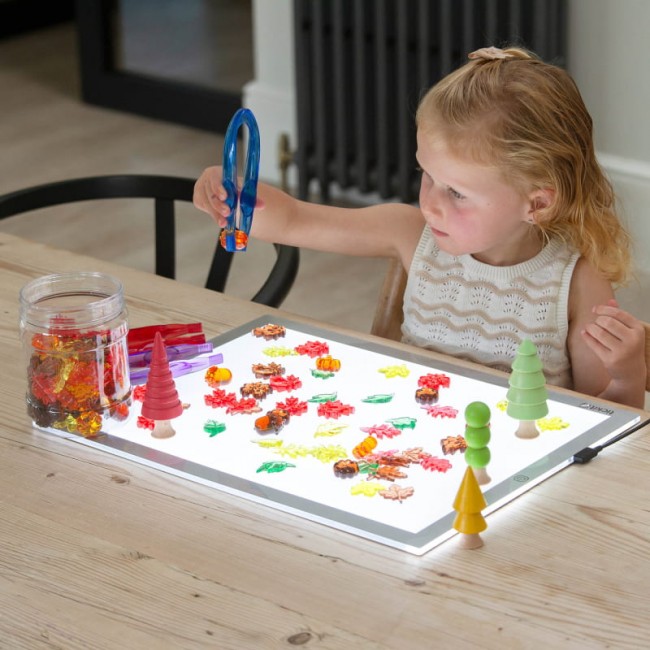 Foglie e semi colorati di plastica